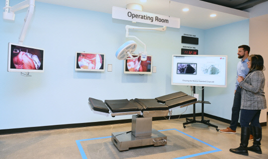 LG전자 모델들이 미국 로스앤젤레스 비즈니스 이노베이션 센터(LA BIC)에서 수술실 등에서 활용하는 다양한 LG전자 의료용 모니터를 소개하고 있다. LG전자 제공